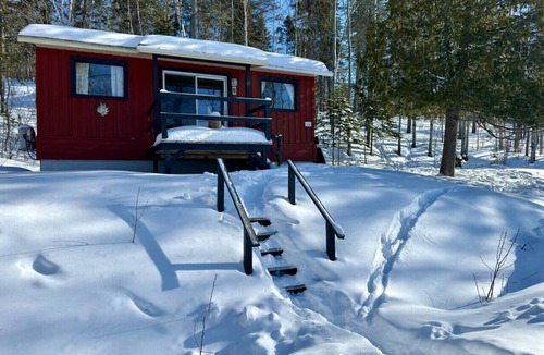 Pohenegamook House | Mini-chalet intime, votre escapade d’été au lac