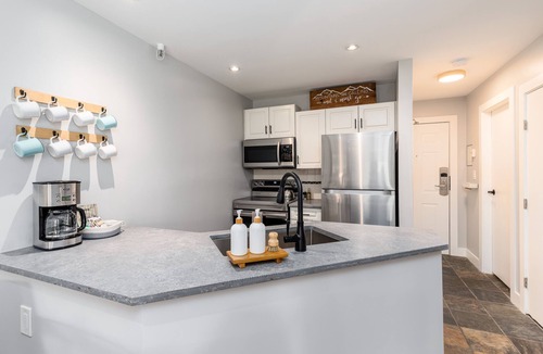Village North Condo | ❄︎Misty Mountain❄︎ | 1 BR 10 Min Walk to Gondola | Hot Tub & Views