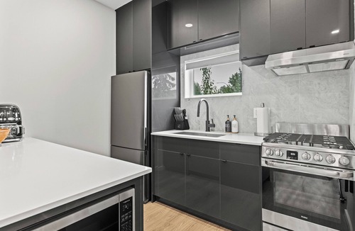 Canmore House | ML4- Canmore Oasis- A/C, Private Rooftop hot tub, Amazing view, 3BR, sleeps 8