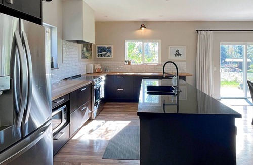 Campbell River House | Modern 3Bed Farmhouse with Hot Tub