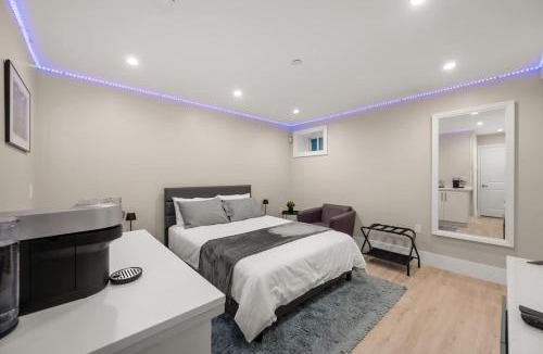 Sunset Hotel | Modern 1 Bed Suite Easy Transit to Downtown and YVR