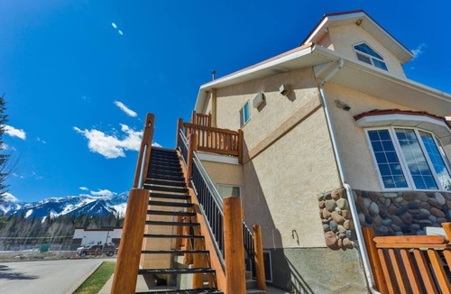 East Kootenay Apartment | Modern 1 Bed Suite - Fireplace - Great location