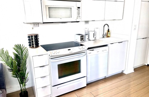 Wellington Place Condo | Modern 1 bedroom condo in downtown w/Free parking