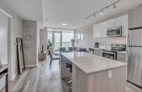 Ottawa Division Apartment | Modern 1BD+Den Suite w/Private Terrace, Gym & Parking | Near Civic Hospital