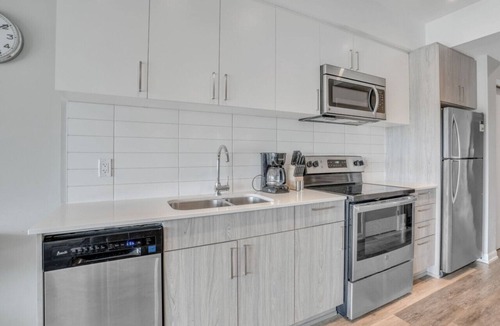Ottawa Division Apartment | Modern 1BD+Den Suite w/Private Terrace, Gym & Parking | Near Civic Hospital