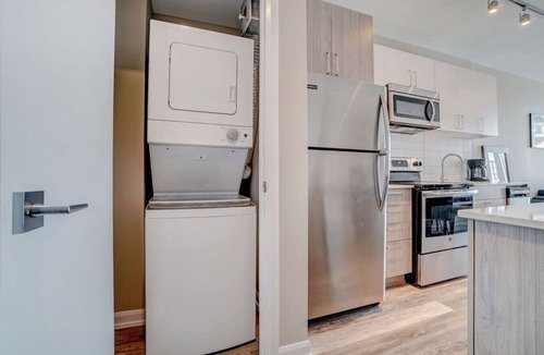 Ottawa Division Apartment | Modern 1BD+Den Suite w/Private Terrace, Gym & Parking | Near Civic Hospital
