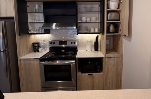 Plateau Apartment | Modern 1BD Sainte-Foy Suite w/Indoor Pool, Gym, Yoga Studio & Rooftop