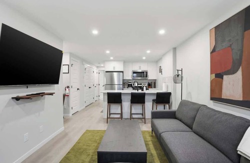 Southeast Calgary Condo | Modern 1BR South Health Campus Free Parking