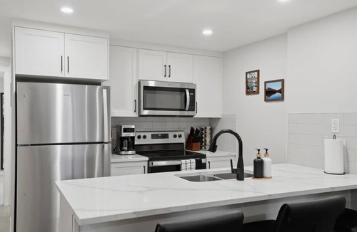 Southeast Calgary Condo | Modern 1BR South Health Campus Free Parking