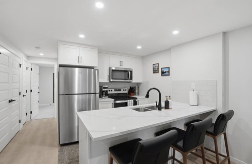 Southeast Calgary Condo | Modern 1BR South Health Campus Free Parking