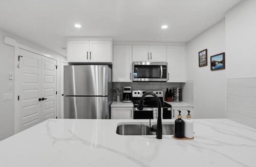 Southeast Calgary Condo | Modern 1BR South Health Campus Free Parking