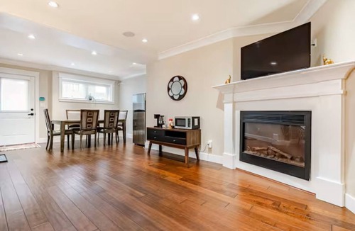 Upper Lonsdale House | Modern 1BR, Suite with Private Cinema Room