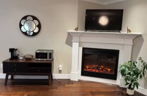 Upper Lonsdale House | Modern 1BR, Suite with Private Cinema Room