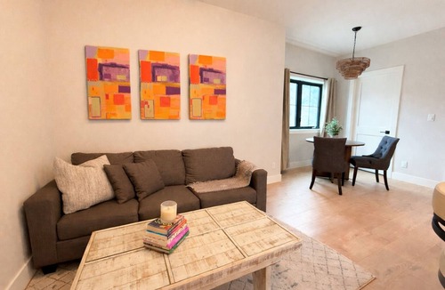 Saanich East House | Modern 1BR Suite, 5 Min to UVIC and Gyro Beach
