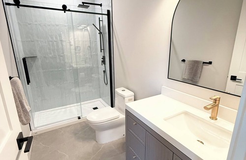 Saanich East House | Modern 1BR Suite, 5 Min to UVIC and Gyro Beach
