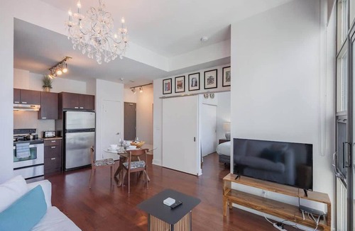 Bathurst Quay Apartment | Modern 1BR Waterfront Condo near Downtown