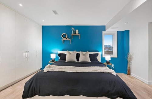 Downtown Apartment | Modern 2-Bedroom & Den Near the Falls Parking Included Sleeps 6
