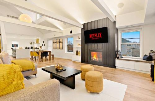 Downtown Apartment | Modern 2-Bedroom & Den Near the Falls Parking Included Sleeps 6