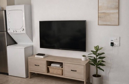 Kitchener House | Modern 2 Bedroom Suit with pool and Parking.