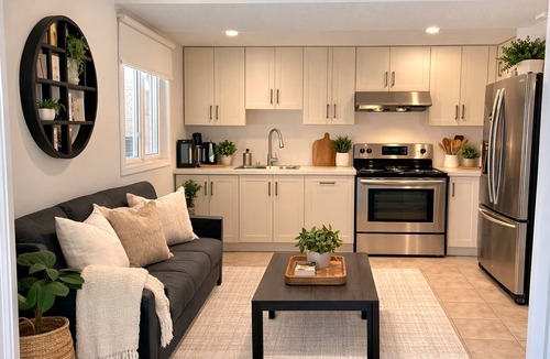 Kitchener House | Modern 2 Bedroom Suit with pool and Parking.