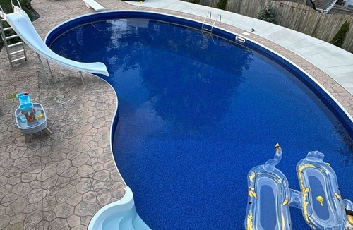 Kitchener House | Modern 2 Bedroom Suit with pool and Parking.