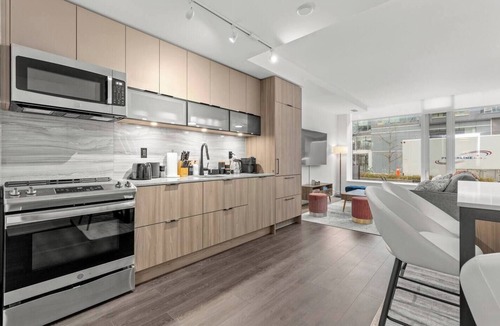 West Don Lands House | Modern 2-Storey Townhouse | 4BR/3BA Downtown