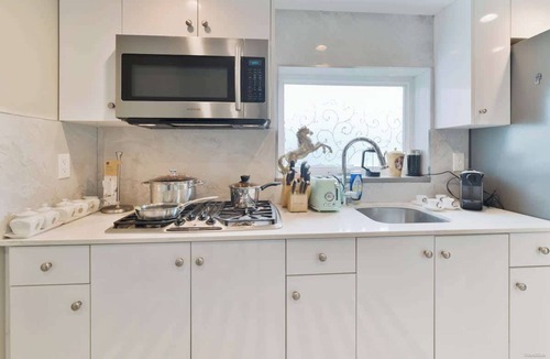 Sunset House | Modern 2BR 2BA Vancouver Suite