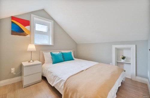 Sunset House | Modern 2BR 2BA Vancouver Suite