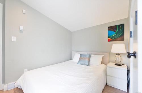 Sunset House | Modern 2BR 2BA Vancouver Suite