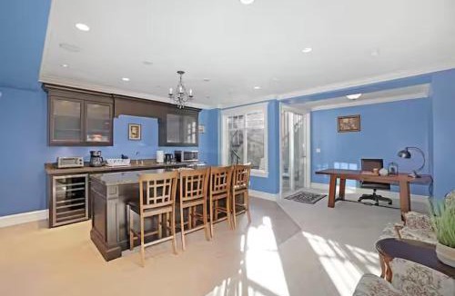 Hollyburn Apartment | Modern 2BR Home - Prime West Vancouver Location