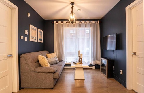 Cote-Des-Neiges—Notre-Dame-De-Grace Apartment | Modern 2BR Retreat with Parking & Gym Near Downtown & Airport