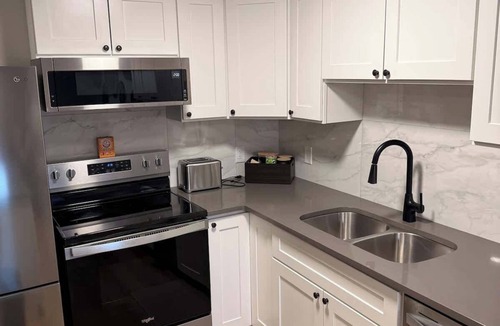 Calgary House | Modern 2BR Suite Private Entry Parking Laundry