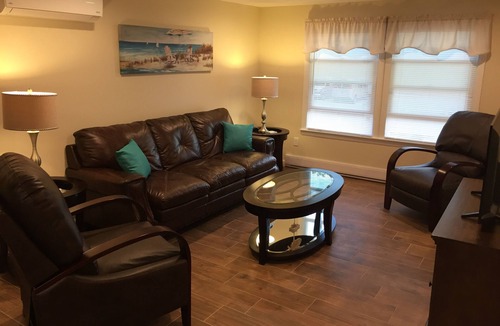 Ocean Park Apartment | MODERN 3 BEDROOM WITH AIR CONDITIONING AND FREE BEACHFRONT PARKING PASS .