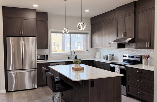 Calgary House | Modern 3 Bedroom Calgary Airport Stay | Sleeps 8 | Air Conditioning | Brand New