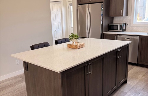 Calgary House | Modern 3 Bedroom Calgary Airport Stay | Sleeps 8 | Air Conditioning | Brand New