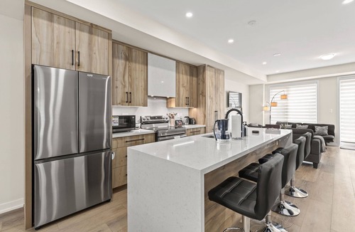 Oakville House | Modern 3-Story 4BR Townhome with Parking