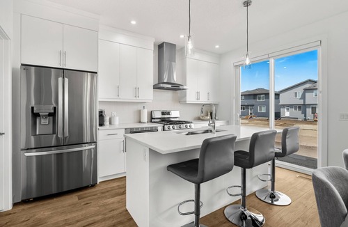 Southeast Calgary House | Modern 3BDR with AC. Mins from South Health Campus and YMCA. 1.5 hrs Banff