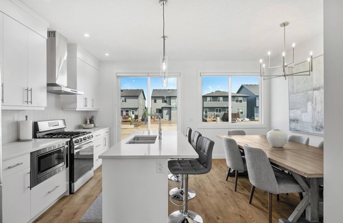 Southeast Calgary House | Modern 3BDR with AC. Mins from South Health Campus and YMCA. 1.5 hrs Banff