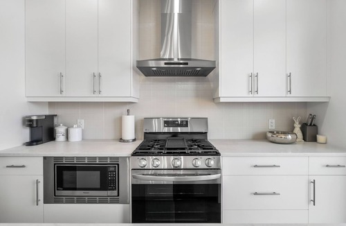 Southeast Calgary House | Modern 3BDR with AC. Mins from South Health Campus and YMCA. 1.5 hrs Banff