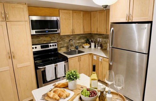 Brampton House | Modern 3BR Group Suite 2 Kitchens Near Airport