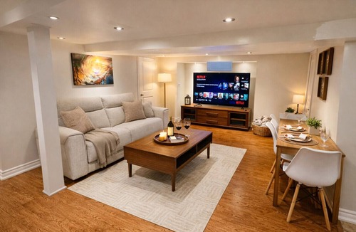Brampton House | Modern 3BR Group Suite 2 Kitchens Near Airport