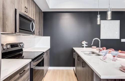 East Village Apartment | Modern 3BR unit in the heart of Calgaryn