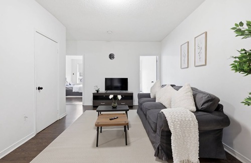 Parkdale Apartment | Modern 3BR Urban Haven in Downtown Toronto