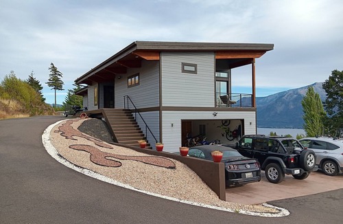 Carson House | Modern 4 bedroom with sweeping views of river and mountains. Room to roam