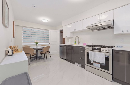 Marpole House | Modern 5Bdrm House, Close to Airport & Skytrain&Shops!