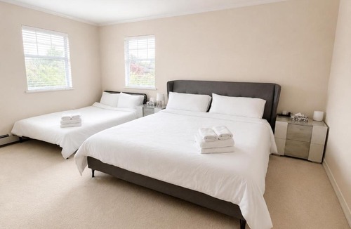 Arbutus Ridge House | Modern bedroom with Ensuite Bath near Kitsilano