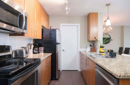 Crosstown Apartment | Modern Central Location with Pool, Sauna & Jacuzzi