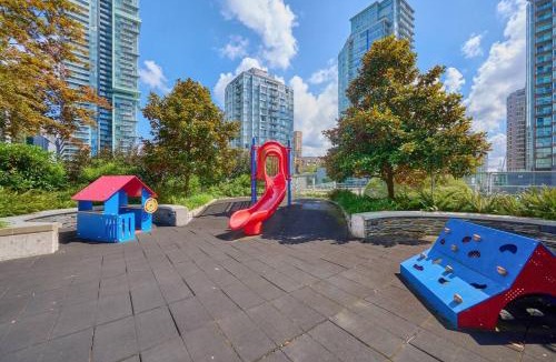 Downtown Vancouver Apartment | Modern Corner apartment in downtown