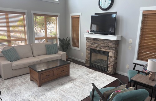 Central Okanagan Cottage | Modern cottage with spectacular view, sleeps 6- FINTRY BC