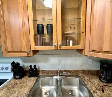 Rosscarrock House | Modern Cozy 2 BR Retreat Near DT & CTrain